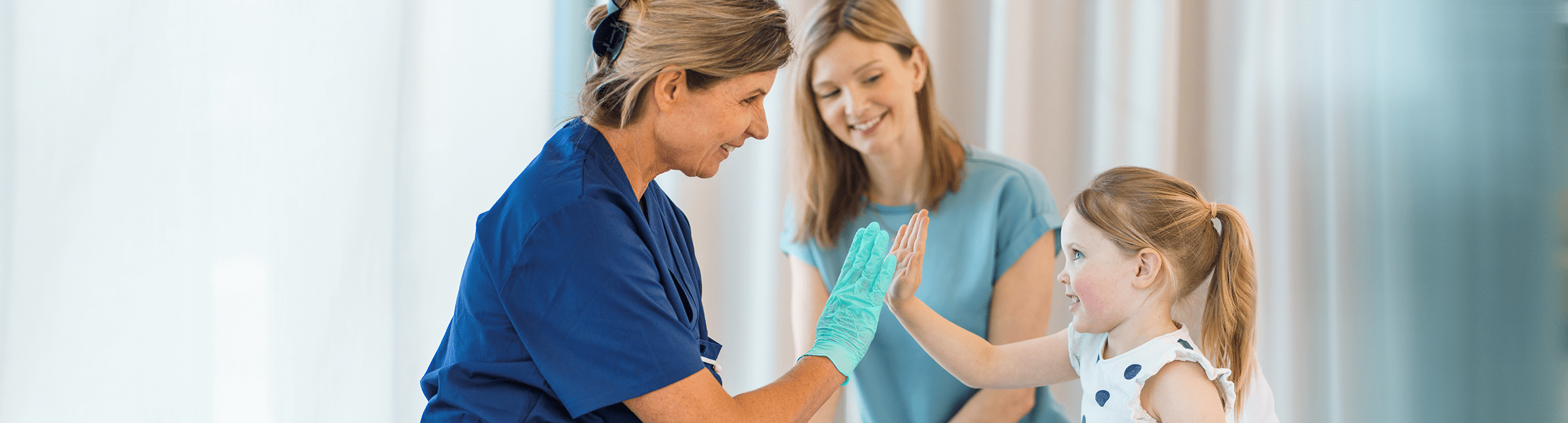 Hoitaja ja lapsi yhdessä kädet vastakkain – tervetuloa OneMed-kotisivuille